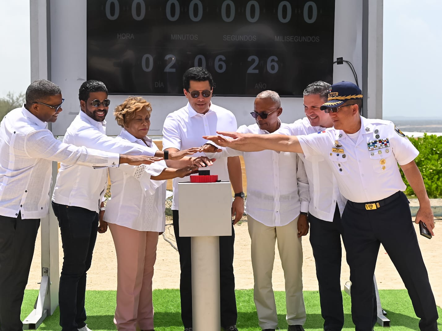 David Collado inicia el malecón Boca Chica y dos parques