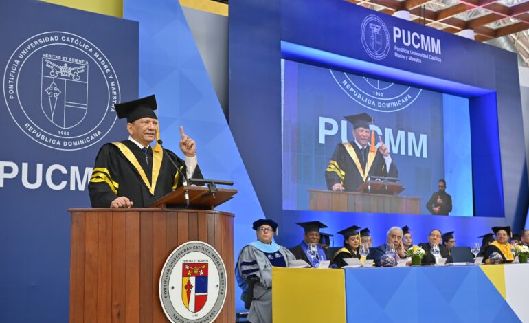 Doctor Leonardo Aguilera exhorta a 1,149 graduados de la PUCMM a ser visionarios y valorar la ética