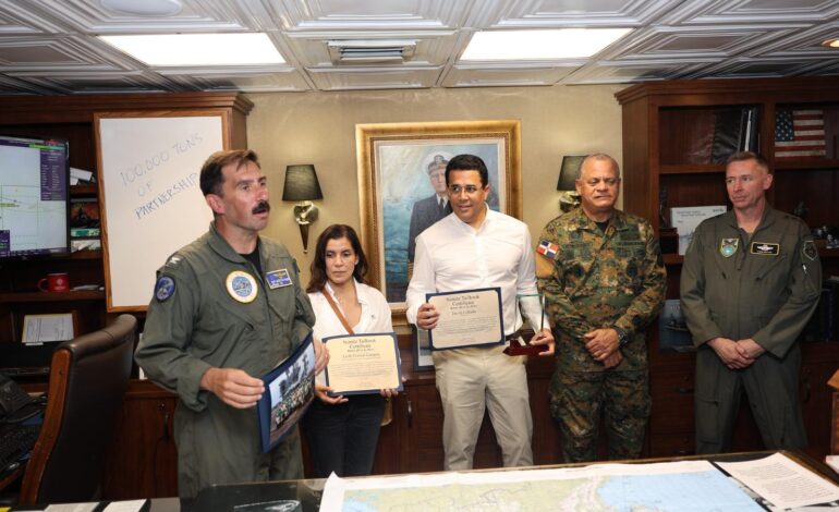 Ministro David Collado y la embajadora Leah Campos realizan visita al portaaviones USS Nimitz