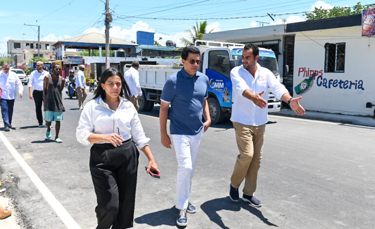 David Collado supervisa intervención playa El Faro de San Pedro Macorís.