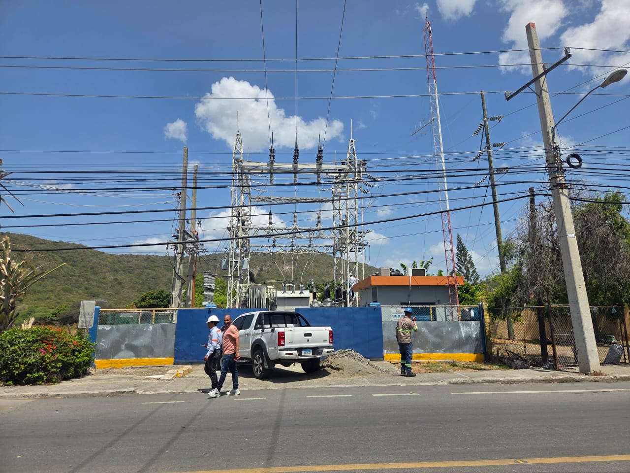 Edesur despliega brigadas técnicas para restablecer servicio eléctrico en comunidades de Peravia