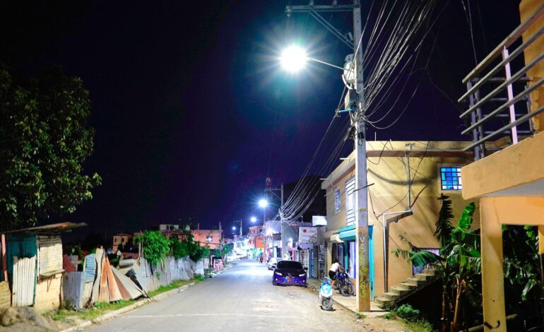 Edesur instala, sustituye y normaliza casi 10,000 luminarias en 12 demarcaciones