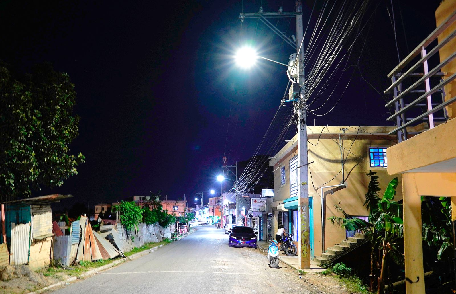 Edesur instala, sustituye y normaliza casi 10,000 luminarias en 12 demarcaciones