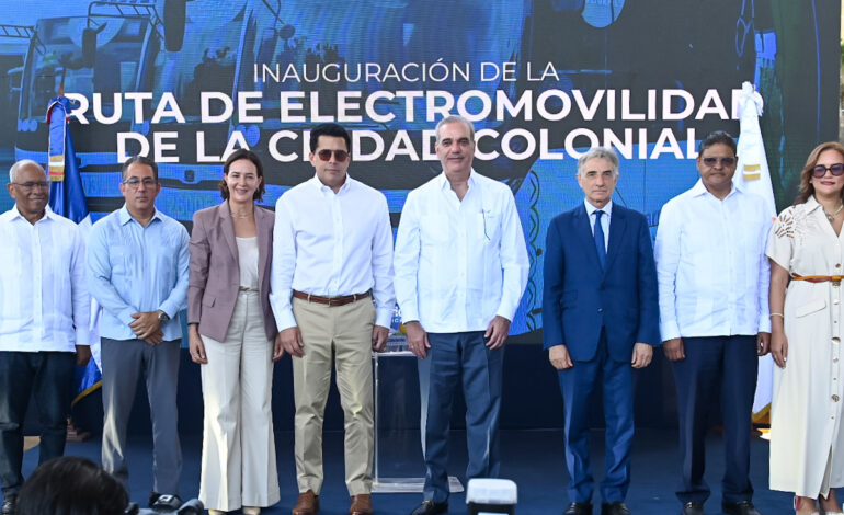 Presidente Abinader y ministro Collado inauguran la Ruta de Electromovilidad en Ciudad Colonial.
