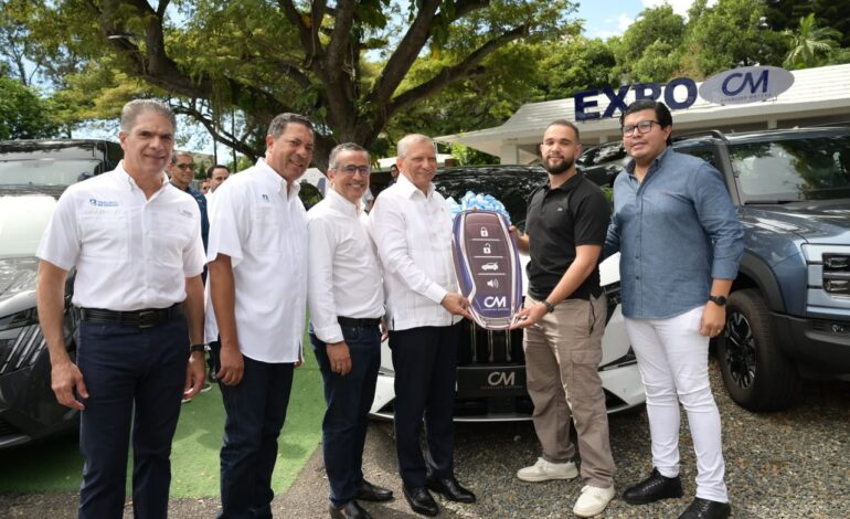 Leonardo Aguilera recorre concesionarios del Cibao y entrega vehículos a clientes de Expomóvil Banreservas 2026